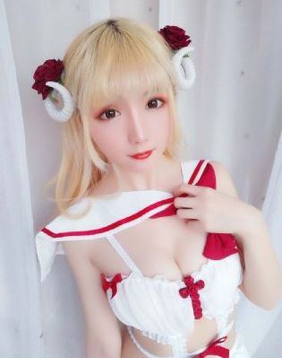 欧美女人光屁股露b照_英文版字幕